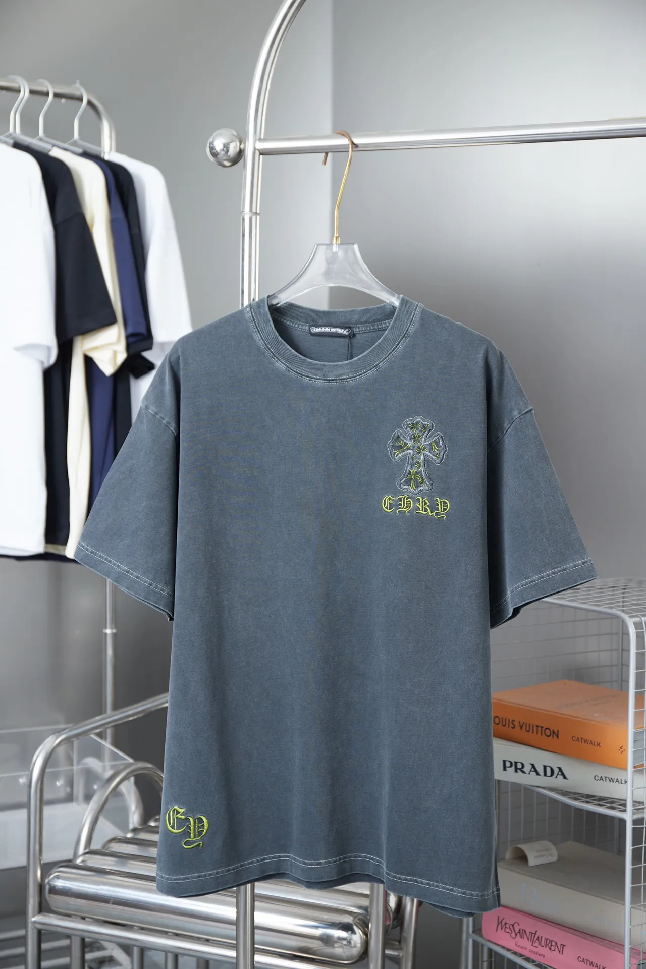 🅿️230 Ch*ome Hearte 25SS early spring new style Croix heart patch embroidered logo short sleeves Light luxury essential item for daily commuting for men and women Correct version Welcome to compare Detailed features · 320g 100% pure cotton double yarn jersey fabric · Custom dyed in the same vat with special thickened 32 count double-ply 1X1 thread · Front and back patch embroidery of Croix heart pattern · Ready-made garment dyeing Then do the faded fried snowflake process, then wash and make it look old · General washing to improve the effect · Double-needle stitching and seam-crossing process · Original main mark, washed tag, brand moisture-proof paper packaging Color: black gray red/black gray yellow Size: S/M/L/XL